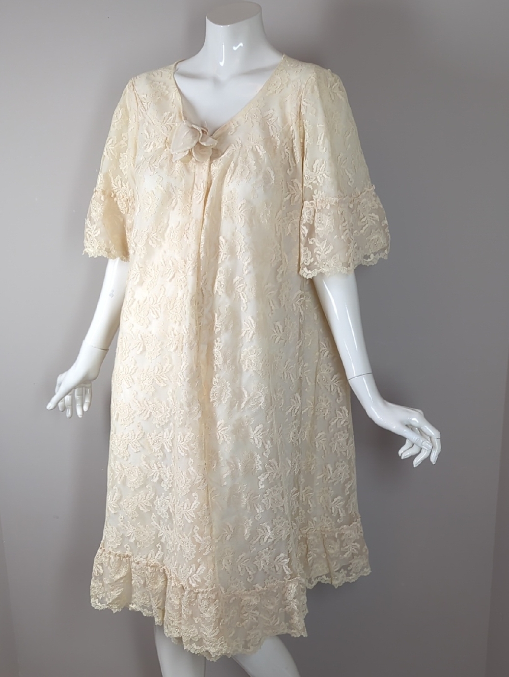Vintage Lingerie Cream Lace Floral  Duster 1960s House Coat Robe